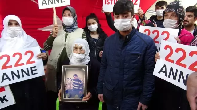 Son dakika haberi! Evladını terörün elinden kurtarmak isteyen bir aile daha HDP önündeki nöbete katıldı Son dakika haberi! Evladını terörün elinden kurtarmak isteyen bir aile daha HDP önündeki nöbete katıldı