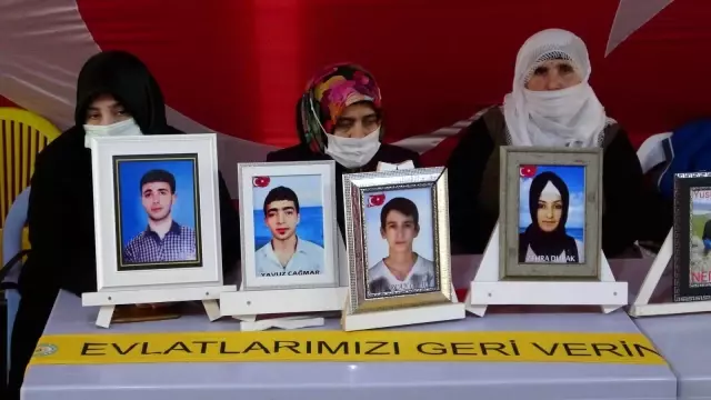 Evlat nöbetindeki acılı baba Turan: 'Kızım sağ mı ölü mü bilmiyorum, kızımı HDP kaçırdı' Evlat nöbetindeki acılı baba Turan: 'Kızım sağ mı ölü mü bilmiyorum, kızımı HDP kaçırdı'