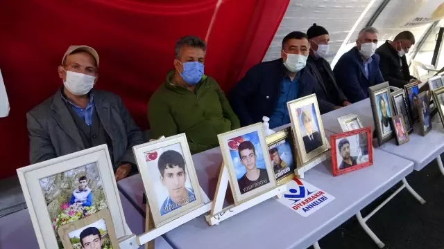 Evlat nöbetindeki acılı baba Turan: 'Kızım sağ mı ölü mü bilmiyorum, kızımı HDP kaçırdı' Evlat nöbetindeki acılı baba Turan: 'Kızım sağ mı ölü mü bilmiyorum, kızımı HDP kaçırdı'