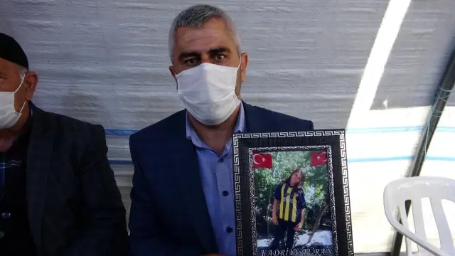 Evlat nöbetindeki acılı baba Turan: 'Kızım sağ mı ölü mü bilmiyorum, kızımı HDP kaçırdı' Evlat nöbetindeki acılı baba Turan: 'Kızım sağ mı ölü mü bilmiyorum, kızımı HDP kaçırdı'