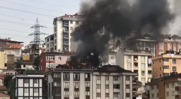 Son dakika! EYÜPSULTAN'DA BİNANIN TERAS KATINDA YANGIN Son dakika! EYÜPSULTAN'DA BİNANIN TERAS KATINDA YANGIN