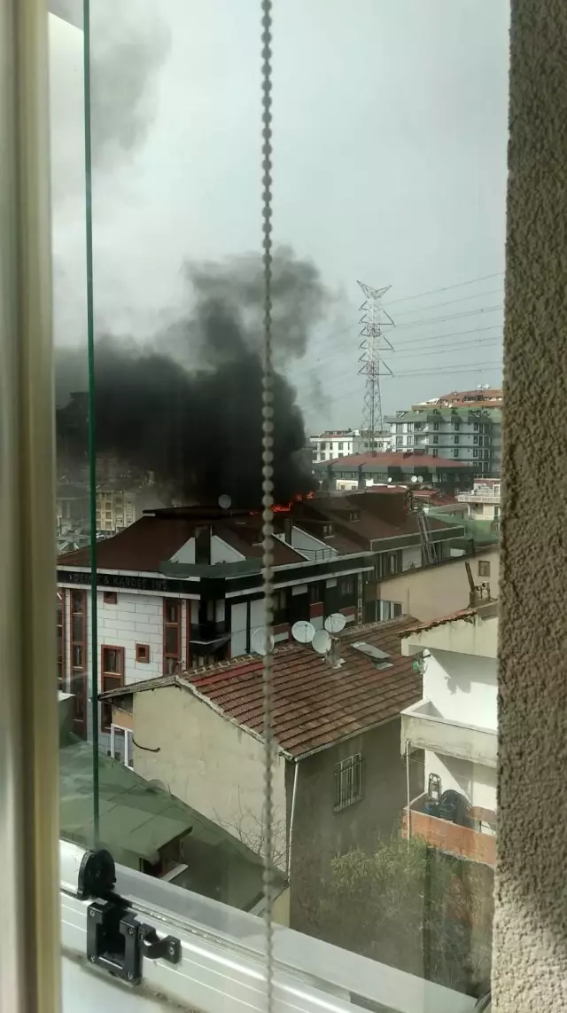 Son dakika 3. sayfa: Binanın çatısında yangın çıktı Son dakika 3. sayfa: Binanın çatısında yangın çıktı