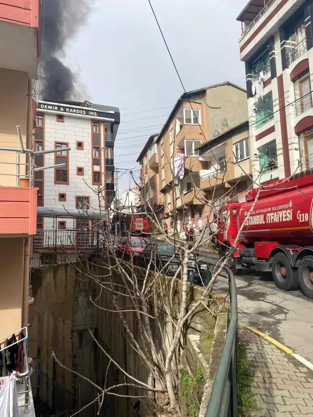 Son dakika 3. sayfa: Binanın çatısında yangın çıktı Son dakika 3. sayfa: Binanın çatısında yangın çıktı