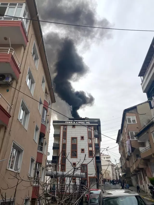 Son dakika 3. sayfa: Binanın çatısında yangın çıktı Son dakika 3. sayfa: Binanın çatısında yangın çıktı