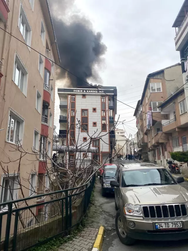 Son dakika 3. sayfa: Binanın çatısında yangın çıktı Son dakika 3. sayfa: Binanın çatısında yangın çıktı