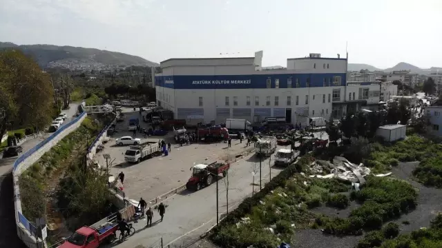 Facianın eşiğinden dönüldü: Fırtına nedeniyle çatı, pazaryerinin üstüne düştü Facianın eşiğinden dönüldü: Fırtına nedeniyle çatı, pazaryerinin üstüne düştü