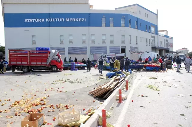 Facianın eşiğinden dönüldü: Fırtına nedeniyle çatı, pazaryerinin üstüne düştü Facianın eşiğinden dönüldü: Fırtına nedeniyle çatı, pazaryerinin üstüne düştü