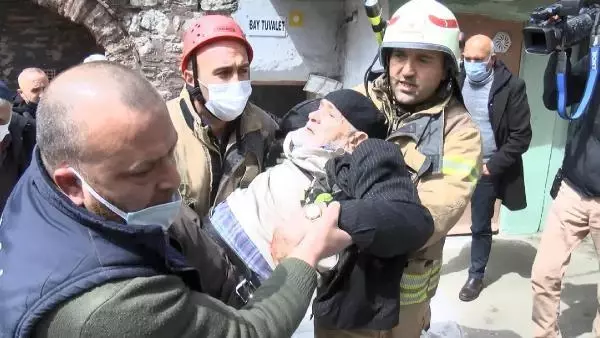 Son dakika haber: FATİH'TE TUVALETTE MAHSUR KALAN YAŞLI ADAMI İTFAİYE KURTARDI Son dakika haber: FATİH'TE TUVALETTE MAHSUR KALAN YAŞLI ADAMI İTFAİYE KURTARDI