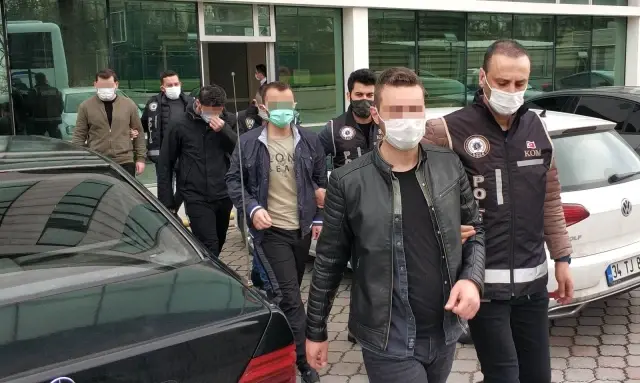 FETÖ'den gözaltına alınan 1'i avukat 6 kişi adliyede FETÖ'den gözaltına alınan 1'i avukat 6 kişi adliyede