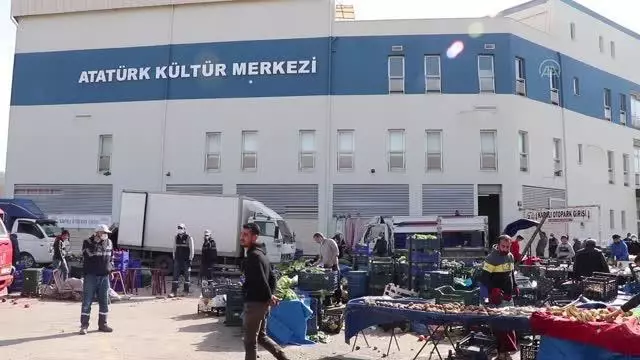 Fırtına nedeniyle uçan çatı parçalarının pazar yerine düşmesi sonucu 2 kişi yaralandı Fırtına nedeniyle uçan çatı parçalarının pazar yerine düşmesi sonucu 2 kişi yaralandı