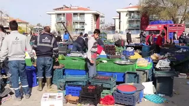Fırtına nedeniyle uçan çatı parçalarının pazar yerine düşmesi sonucu 2 kişi yaralandı Fırtına nedeniyle uçan çatı parçalarının pazar yerine düşmesi sonucu 2 kişi yaralandı