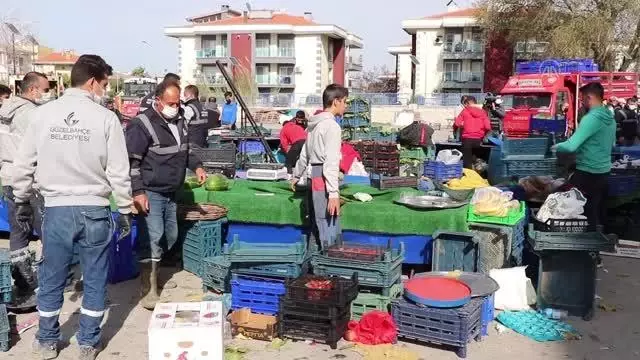 Fırtına nedeniyle uçan çatı parçalarının pazar yerine düşmesi sonucu 2 kişi yaralandı Fırtına nedeniyle uçan çatı parçalarının pazar yerine düşmesi sonucu 2 kişi yaralandı