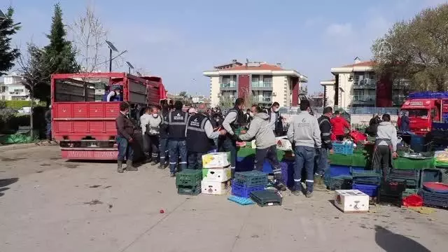 Fırtına nedeniyle uçan çatı parçalarının pazar yerine düşmesi sonucu 2 kişi yaralandı Fırtına nedeniyle uçan çatı parçalarının pazar yerine düşmesi sonucu 2 kişi yaralandı