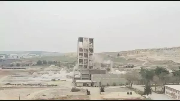 60 YILLIK SİLONUN 60 KİLO DİNAMİTLE YIKIM ANI KAMERADA; GÖKYÜZÜNÜ TOZ BULUTU SARDI 60 YILLIK SİLONUN 60 KİLO DİNAMİTLE YIKIM ANI KAMERADA; GÖKYÜZÜNÜ TOZ BULUTU SARDI