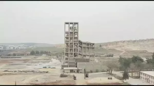 60 YILLIK SİLONUN 60 KİLO DİNAMİTLE YIKIM ANI KAMERADA; GÖKYÜZÜNÜ TOZ BULUTU SARDI 60 YILLIK SİLONUN 60 KİLO DİNAMİTLE YIKIM ANI KAMERADA; GÖKYÜZÜNÜ TOZ BULUTU SARDI