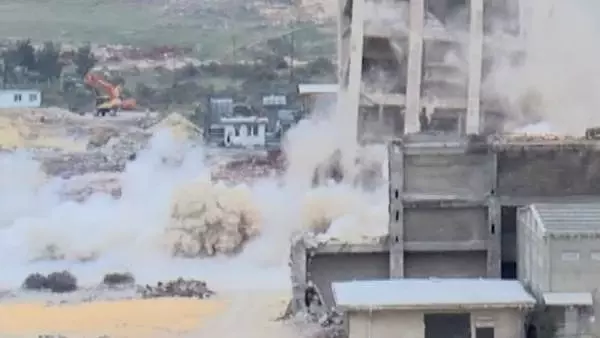 60 YILLIK SİLONUN 60 KİLO DİNAMİTLE YIKIM ANI KAMERADA; GÖKYÜZÜNÜ TOZ BULUTU SARDI 60 YILLIK SİLONUN 60 KİLO DİNAMİTLE YIKIM ANI KAMERADA; GÖKYÜZÜNÜ TOZ BULUTU SARDI