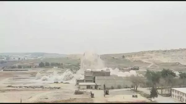 60 YILLIK SİLONUN 60 KİLO DİNAMİTLE YIKIM ANI KAMERADA; GÖKYÜZÜNÜ TOZ BULUTU SARDI 60 YILLIK SİLONUN 60 KİLO DİNAMİTLE YIKIM ANI KAMERADA; GÖKYÜZÜNÜ TOZ BULUTU SARDI
