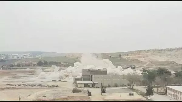 60 YILLIK SİLONUN 60 KİLO DİNAMİTLE YIKIM ANI KAMERADA; GÖKYÜZÜNÜ TOZ BULUTU SARDI 60 YILLIK SİLONUN 60 KİLO DİNAMİTLE YIKIM ANI KAMERADA; GÖKYÜZÜNÜ TOZ BULUTU SARDI