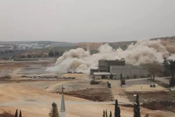 60 YILLIK SİLONUN 60 KİLO DİNAMİTLE YIKIM ANI KAMERADA; GÖKYÜZÜNÜ TOZ BULUTU SARDI 60 YILLIK SİLONUN 60 KİLO DİNAMİTLE YIKIM ANI KAMERADA; GÖKYÜZÜNÜ TOZ BULUTU SARDI