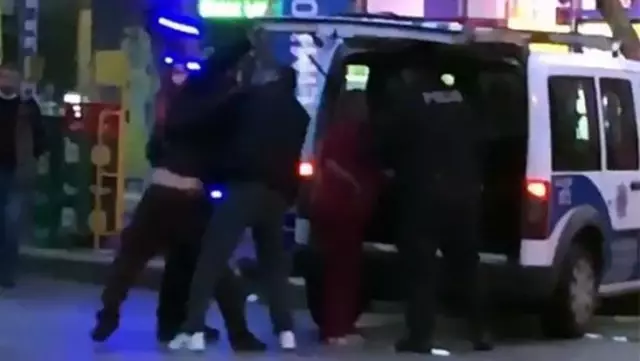 Gözaltına alınan şahıs, 'Sen kimsin ulan' diyerek polise tekme attı Gözaltına alınan şahıs, 'Sen kimsin ulan' diyerek polise tekme attı