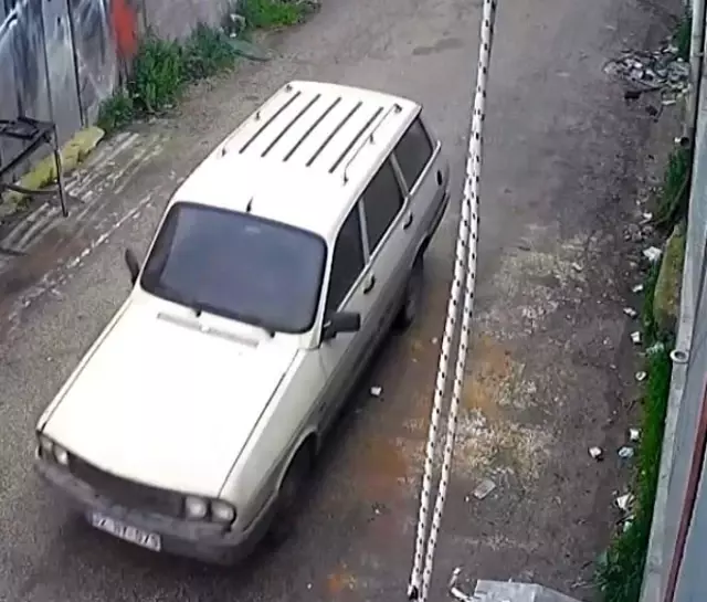 Güpegündüz otomobil hırsızlığı yapan şahıslar kamerada Güpegündüz otomobil hırsızlığı yapan şahıslar kamerada