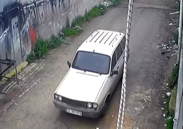 Güpegündüz otomobil hırsızlığı yapan şahıslar kamerada Güpegündüz otomobil hırsızlığı yapan şahıslar kamerada