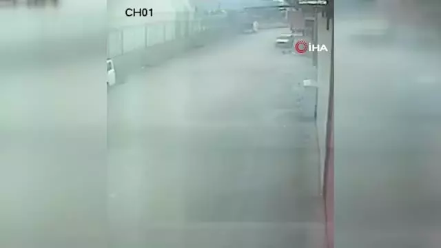 Güpegündüz otomobil hırsızlığı yapan şahıslar kamerada Güpegündüz otomobil hırsızlığı yapan şahıslar kamerada