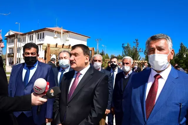 Gürkan, Yazıhan merkez parkta incelemelerde bulundu Gürkan, Yazıhan merkez parkta incelemelerde bulundu