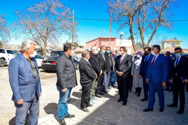 Gürkan, Yazıhan merkez parkta incelemelerde bulundu Gürkan, Yazıhan merkez parkta incelemelerde bulundu