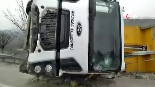 Hafriyat kamyonu devrildi: 1 yaralı Hafriyat kamyonu devrildi: 1 yaralı