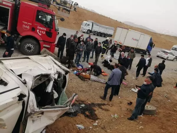 Hakkari yolunda kaza: 2 ölü, 4 yaralı Hakkari yolunda kaza: 2 ölü, 4 yaralı