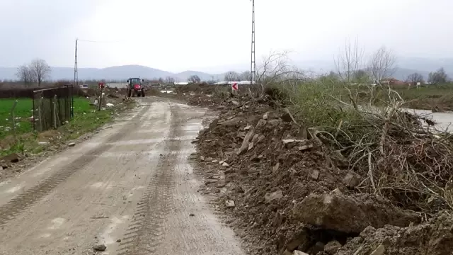 Hayvan çiftliği sular altında kaldı, kuzular kepçeyle kurtarıldı Hayvan çiftliği sular altında kaldı, kuzular kepçeyle kurtarıldı