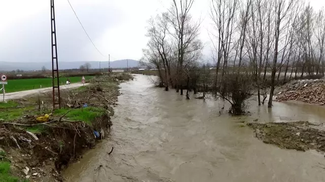 Hayvan çiftliği sular altında kaldı, kuzular kepçeyle kurtarıldı Hayvan çiftliği sular altında kaldı, kuzular kepçeyle kurtarıldı