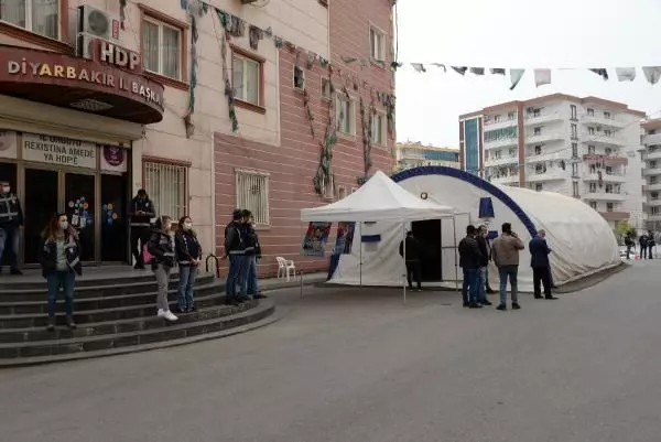 DİYARBAKIR HDP ÖNÜNDEKİ EYLEMDE 582'NCİ GÜN; AİLE SAYISI 222 OLDU DİYARBAKIR HDP ÖNÜNDEKİ EYLEMDE 582'NCİ GÜN; AİLE SAYISI 222 OLDU