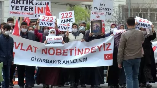 DİYARBAKIR HDP ÖNÜNDEKİ EYLEMDE 582'NCİ GÜN; AİLE SAYISI 222 OLDU DİYARBAKIR HDP ÖNÜNDEKİ EYLEMDE 582'NCİ GÜN; AİLE SAYISI 222 OLDU