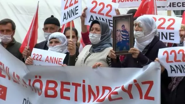 DİYARBAKIR HDP ÖNÜNDEKİ EYLEMDE 582'NCİ GÜN; AİLE SAYISI 222 OLDU DİYARBAKIR HDP ÖNÜNDEKİ EYLEMDE 582'NCİ GÜN; AİLE SAYISI 222 OLDU