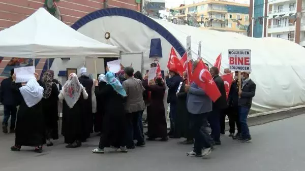 DİYARBAKIR HDP ÖNÜNDEKİ EYLEMDE 582'NCİ GÜN; AİLE SAYISI 222 OLDU DİYARBAKIR HDP ÖNÜNDEKİ EYLEMDE 582'NCİ GÜN; AİLE SAYISI 222 OLDU