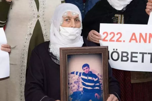 DİYARBAKIR HDP ÖNÜNDEKİ EYLEMDE 582'NCİ GÜN; AİLE SAYISI 222 OLDU DİYARBAKIR HDP ÖNÜNDEKİ EYLEMDE 582'NCİ GÜN; AİLE SAYISI 222 OLDU