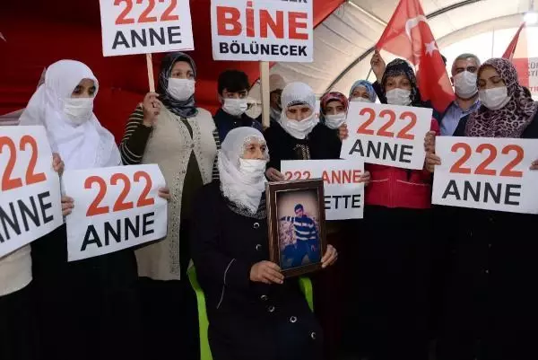 DİYARBAKIR HDP ÖNÜNDEKİ EYLEMDE 582'NCİ GÜN; AİLE SAYISI 222 OLDU DİYARBAKIR HDP ÖNÜNDEKİ EYLEMDE 582'NCİ GÜN; AİLE SAYISI 222 OLDU