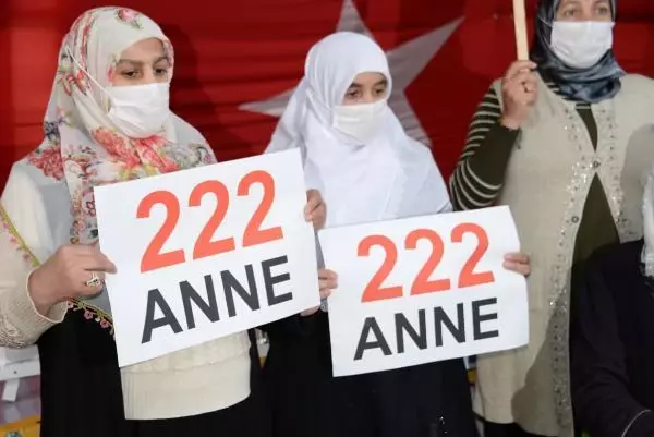 DİYARBAKIR HDP ÖNÜNDEKİ EYLEMDE 582'NCİ GÜN; AİLE SAYISI 222 OLDU DİYARBAKIR HDP ÖNÜNDEKİ EYLEMDE 582'NCİ GÜN; AİLE SAYISI 222 OLDU
