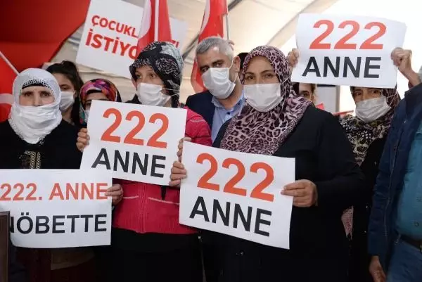 DİYARBAKIR HDP ÖNÜNDEKİ EYLEMDE 582'NCİ GÜN; AİLE SAYISI 222 OLDU DİYARBAKIR HDP ÖNÜNDEKİ EYLEMDE 582'NCİ GÜN; AİLE SAYISI 222 OLDU