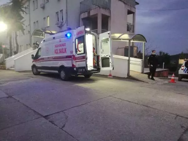 Hırsızlık şüphelisi, götürüldüğü hastanenin 3'üncü katından atlayıp beton zemine çakıldı Hırsızlık şüphelisi, götürüldüğü hastanenin 3'üncü katından atlayıp beton zemine çakıldı