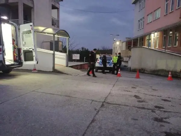 Hırsızlık şüphelisi, götürüldüğü hastanenin 3'üncü katından atlayıp beton zemine çakıldı Hırsızlık şüphelisi, götürüldüğü hastanenin 3'üncü katından atlayıp beton zemine çakıldı