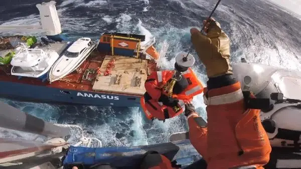 Hollanda bandıralı geminin mürettebatı ölümden böyle kurtarıldı Hollanda bandıralı geminin mürettebatı ölümden böyle kurtarıldı