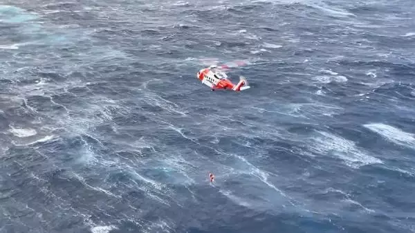 Hollanda bandıralı geminin mürettebatı ölümden böyle kurtarıldı Hollanda bandıralı geminin mürettebatı ölümden böyle kurtarıldı