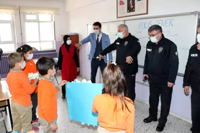Son dakika haberleri: İhbara giden polislere öğrencilerden sürpriz Son dakika haberleri: İhbara giden polislere öğrencilerden sürpriz