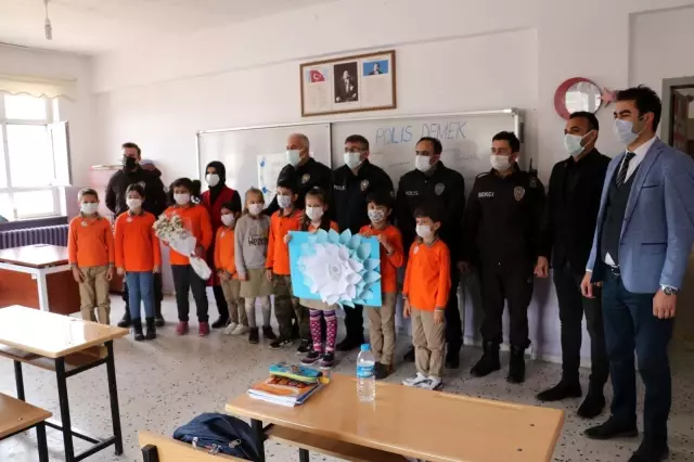 Son dakika haberleri: İhbara giden polislere öğrencilerden sürpriz Son dakika haberleri: İhbara giden polislere öğrencilerden sürpriz