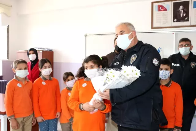 Son dakika haberleri: İhbara giden polislere öğrencilerden sürpriz Son dakika haberleri: İhbara giden polislere öğrencilerden sürpriz