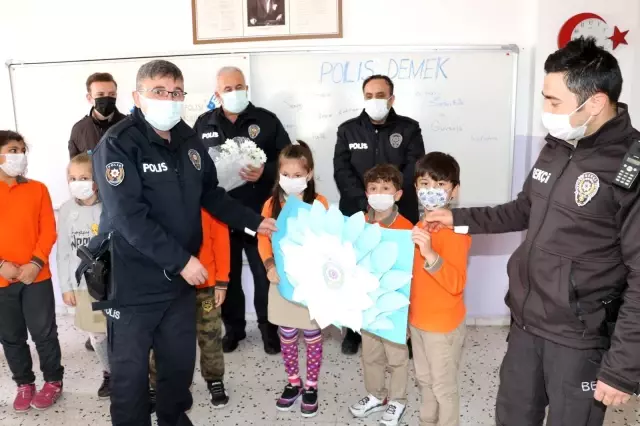 Son dakika haberleri: İhbara giden polislere öğrencilerden sürpriz Son dakika haberleri: İhbara giden polislere öğrencilerden sürpriz