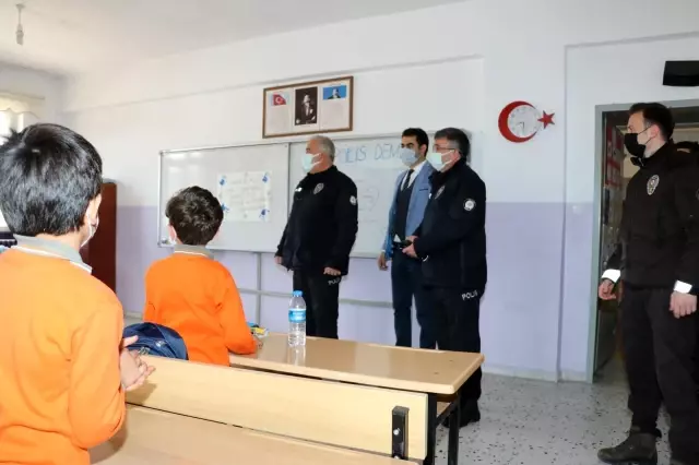 Son dakika haberleri: İhbara giden polislere öğrencilerden sürpriz Son dakika haberleri: İhbara giden polislere öğrencilerden sürpriz